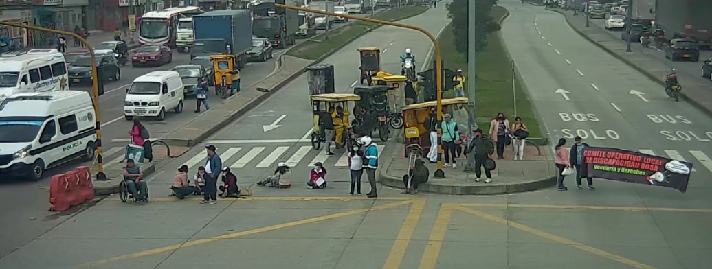 A esta hora se presentan manifestaciones sobre la Autosur Desde las 8 de la mañana de este lunes, se presentaron manifestaciones sobre la Autopista Sur, entre la localidad de Bosa y el municipio de Soacha, por un grupo de personas que bloquearon tanto el carril exclusivo de TransMilenio como el mixto.