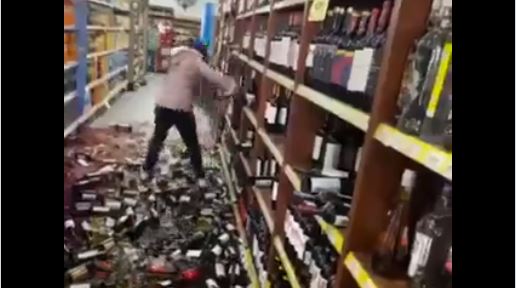 Mujer quebró todos los vinos luego de ser despedida de un supermercado Cansada del maltrato laboral, la mujer descargó toda su rabia contra los vinos al ser despedida “sin ninguna razón”.