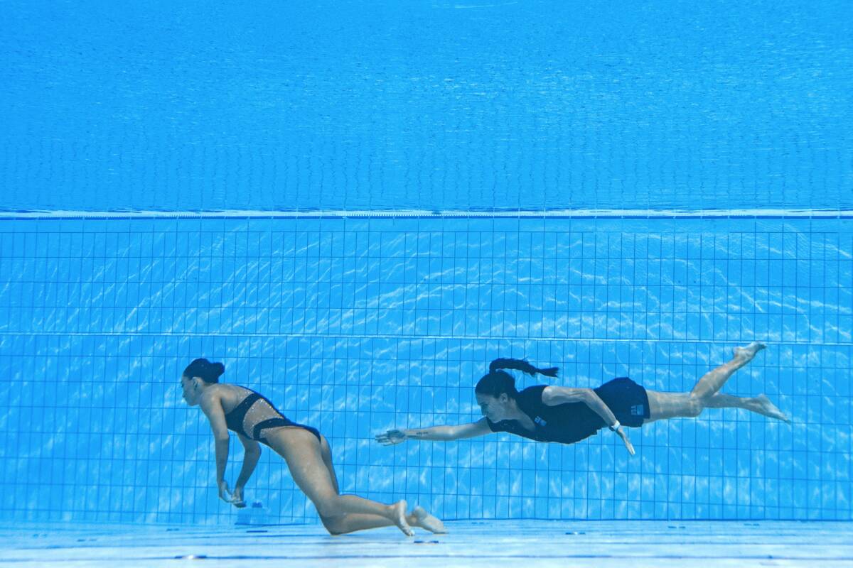 Impactantes imágenes de una nadadora que se desmayó en un piscina La nadadora del equipo de sincronizada estadounidense Anita Álvarez, tuvo que ser rescatada del fondo de la piscina por su entrenadora española Andrea Fuentes tras sufrir un desmayo en plena competencia en los Mundiales de Budapest.