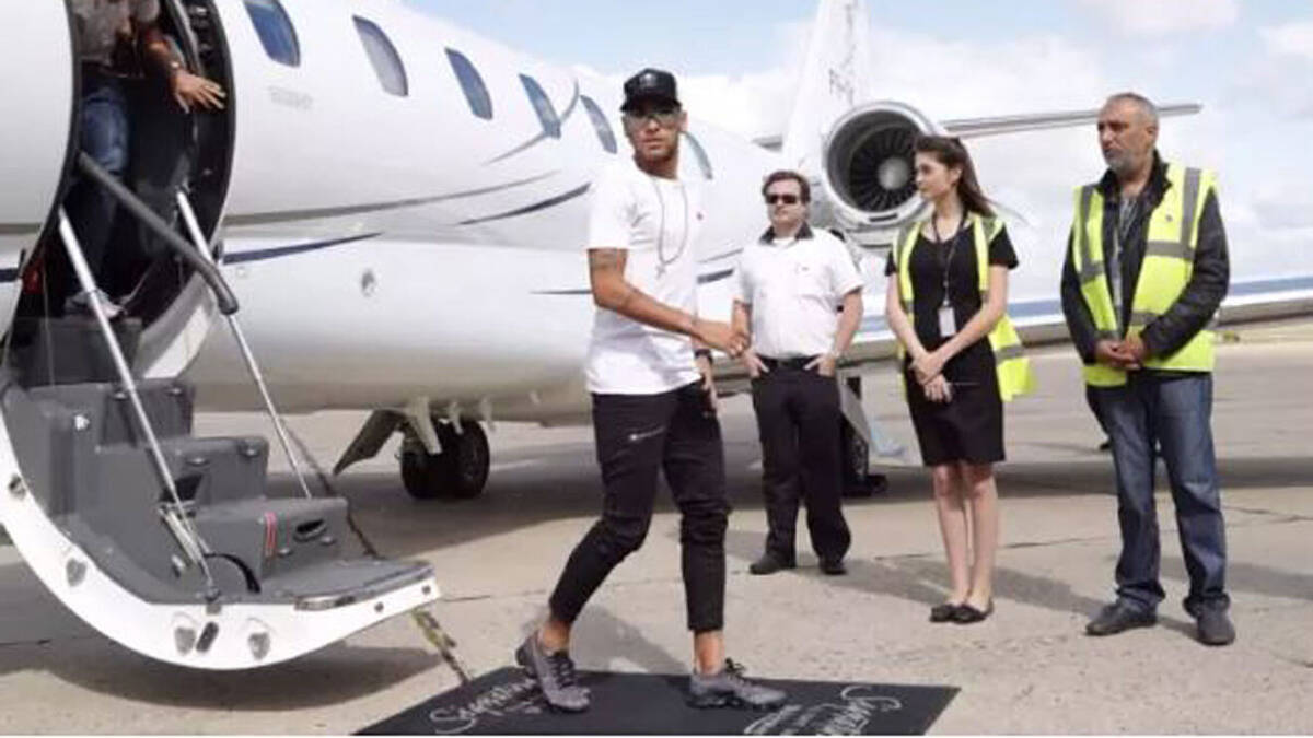 De emergencia tuvo que aterrizar el avión de Neymar El avión privado que traía al astro Neymar a Brasil desde Estados Unidos debió aterrizar de emergencia en la madrugada del martes en el estado de Roraima (norte) debido a un problema en el parabrisas, según informó la prensa local.