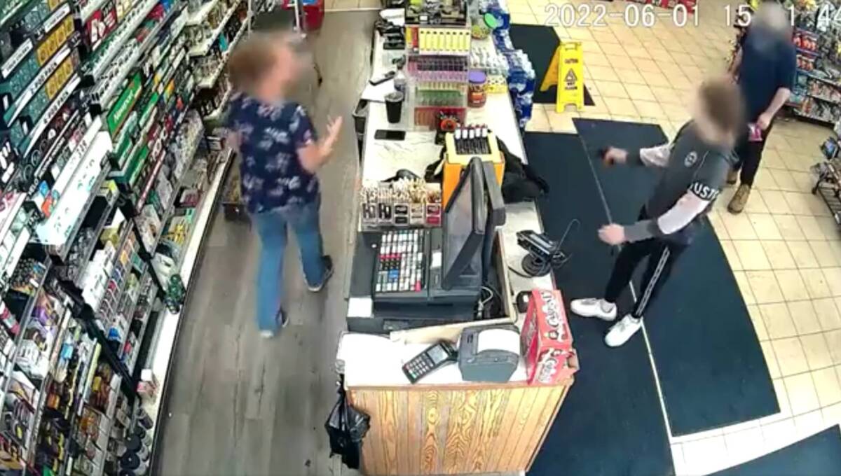En video: Niño de 12 años entró armado y robó una tienda en Estados Unidos Una cámara de seguridad de la tienda de una gasolinera en Michigan captó el momento cuando un niño de tan solo 12 años de edad amenazó con un arma y disparó al techo para que la cajera le diera el dinero.