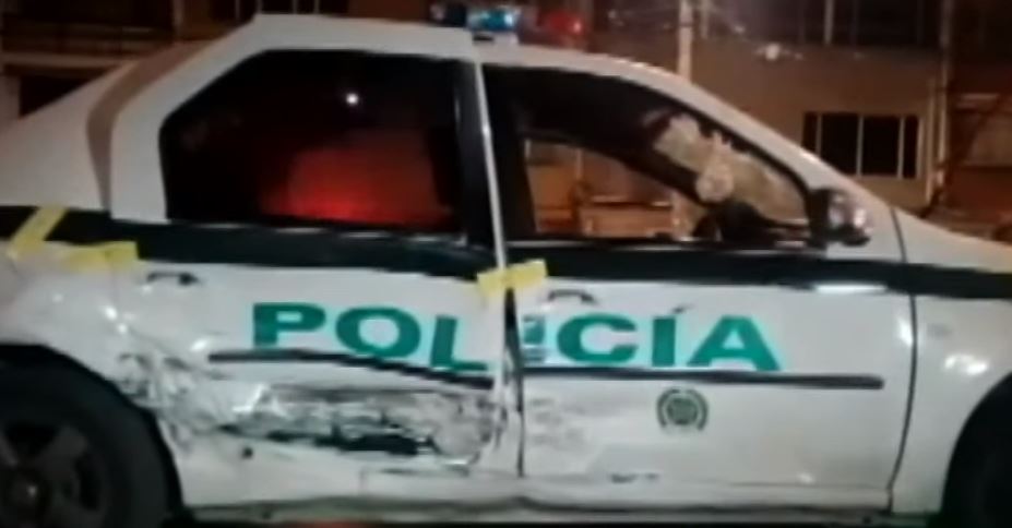 Patrulla de la Policía estuvo involucrada en aparatoso accidente de tránsito en Los Mártires En horas de la noche de ayer se presentó un aparatoso accidente entre un vehículo particular y una patrulla de la policía en la localidad de Los Mártires.