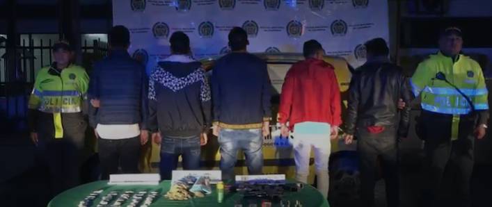 Capturan a cinco pillos en Fontibón con armas y drogas en un taxi En la localidad de Fontibón fueron capturados cinco pillos que iban a bordo de un taxi de manera sospechosa y que intentaron huir de las autoridades.