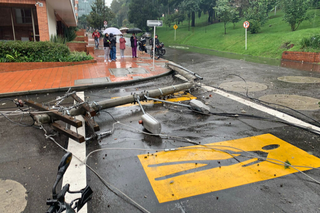 Niños quedaron heridos: árbol se cayó encima de un carro en el norte de Bogotá Debido a las fuertes lluvias que se han presentado en la capital del país, varios árboles se han visto afectado y esto ha generado accidentes.