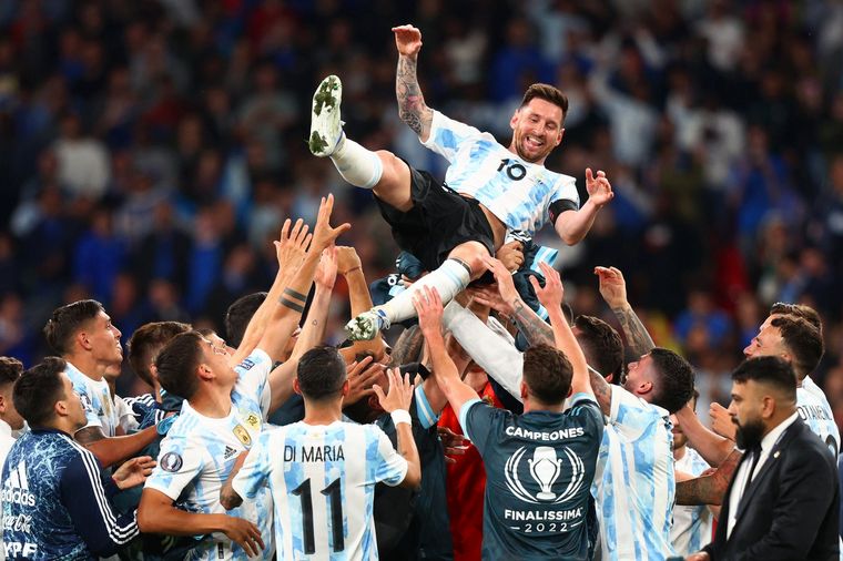 ¡Imparable! Argentina venció a Italia y se coronó campeón de la Finalissima Argentina, 'supercampeona': la Albiceleste se impuso de manera contundente en la Finalissima contra Italia (3-0), en un duelo entre los campeones de Sudamérica y Europa disputado este miércoles en el estadio londinense de Wembley.
