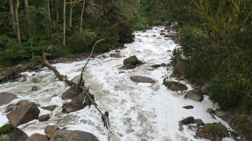 Alerta roja en Soacha por ola invernal y contaminación El municipio de Soacha se declaró alerta roja este miércoles y se abrirán las compuertas de la represa Alicachín, debido a las crecientes del río Bogotá por la ola invernal que se presenta actualmente.