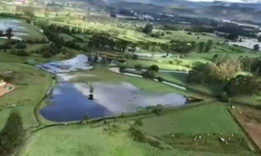 Río Bogotá se desbordó e inundó cuatro municipios de Cundinamarca Las fuertes lluvias que se han registrado en los últimos días terminaron causando el desbordamiento del río Bogotá en las últimas horas, situación que afectó a cuatro municipios de Cundinamarca.
