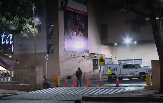 Autoridades investigan la muerte de un joven en el centro comercial Santafé En el centro comercial Santa Fe, en el norte de Bogotá, se presentó la extraña muerte de un joven de 25 años, quien murió luego de caer del tercer piso.