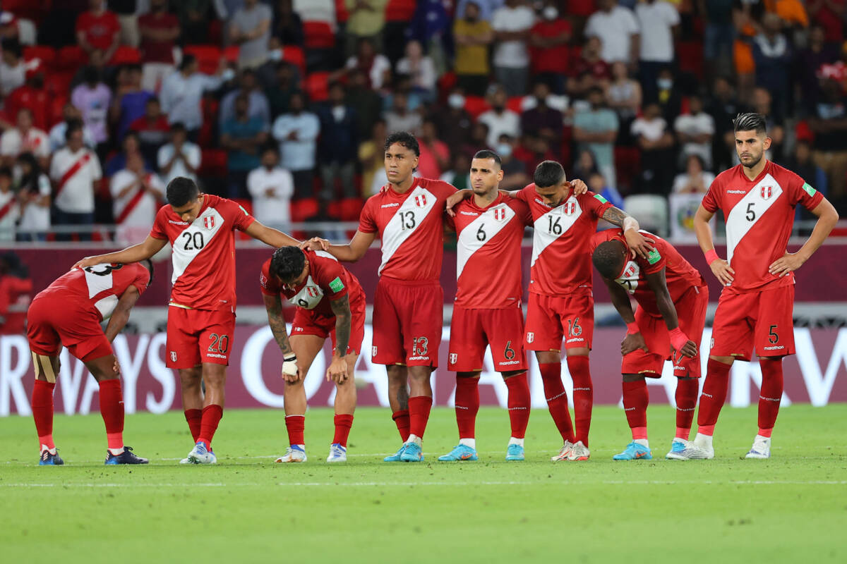 Perú fuera del Mundial luego de caer ante Australia Este lunes la selección de fútbol de Perú dirigida por Ricardo Garcés quedó fuera del Mundial de Qatar al caer 5-4 en la tanda de penales ante Australia en el repechaje luego de igualar sin goles en los 90 minutos reglamentarios y en el tiempo extra.