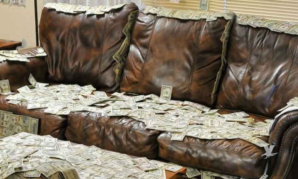 Tremenda millonada se encontró mujer en un sofá La suertuda mujer, quien adquirió los muebles en internet, se llevó la sorpresa de su vida al encontrar una jugosa cantidad de dinero escondido en el sofá que le regalaron.