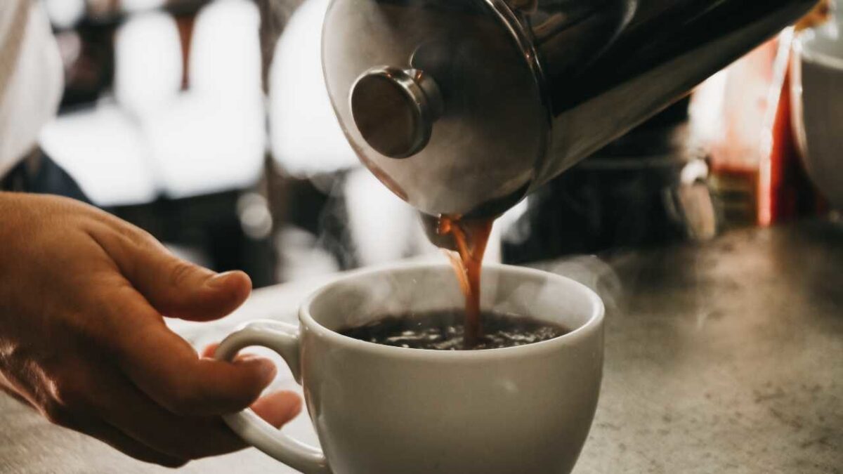 Pilas con tomar tanto café al día, podría afectarle la presión arterial Las personas que toman dos o tres tazas de café al día tienen la tensión arterial más baja que las que beben sólo una taza o ninguna