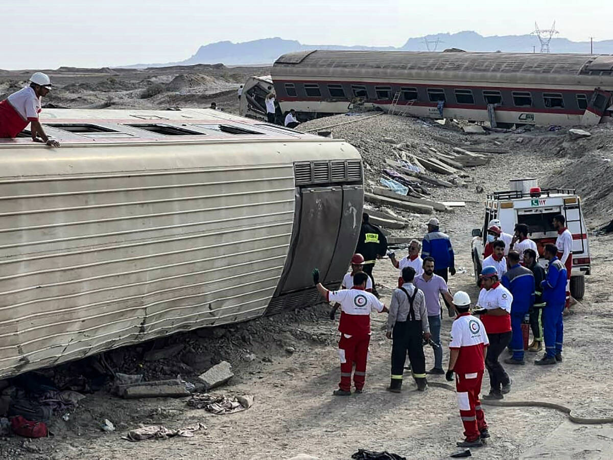 Accidente de tren dejó 17 personas muertas Al menos 17 personas murieron y decenas resultaron heridas el miércoles cuando un tren descarriló cerca de la ciudad iraní de Tabas, en el centro del país, tras chocar con una excavadora junto a la vía.