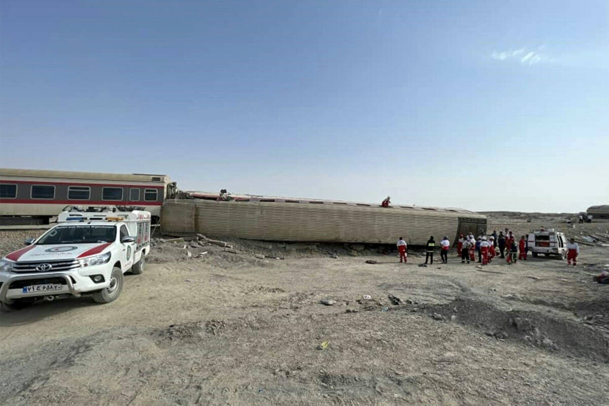 Accidente de tren dejó 17 personas muertas Al menos 17 personas murieron y decenas resultaron heridas el miércoles cuando un tren descarriló cerca de la ciudad iraní de Tabas, en el centro del país, tras chocar con una excavadora junto a la vía.