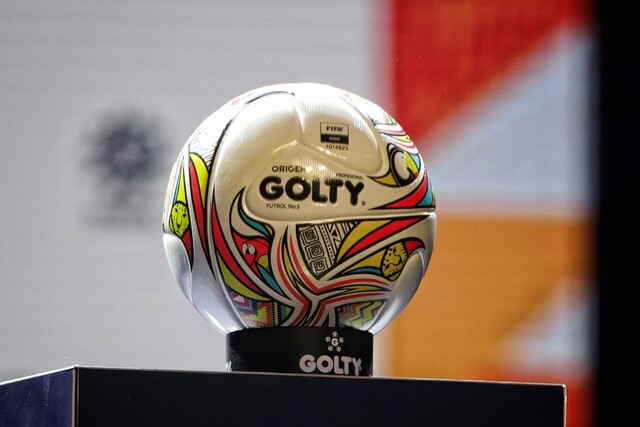 Este es el nuevo balón del Fútbol Profesional Colombiano Este miércoles se presentó en Bogotá el nuevo balón con el que se disputará el fútbol profesional en Colombia, el cual hace un homenaje a la esencial del pueblo colombiano, sus raíces y los paisajes que engalanan el país.