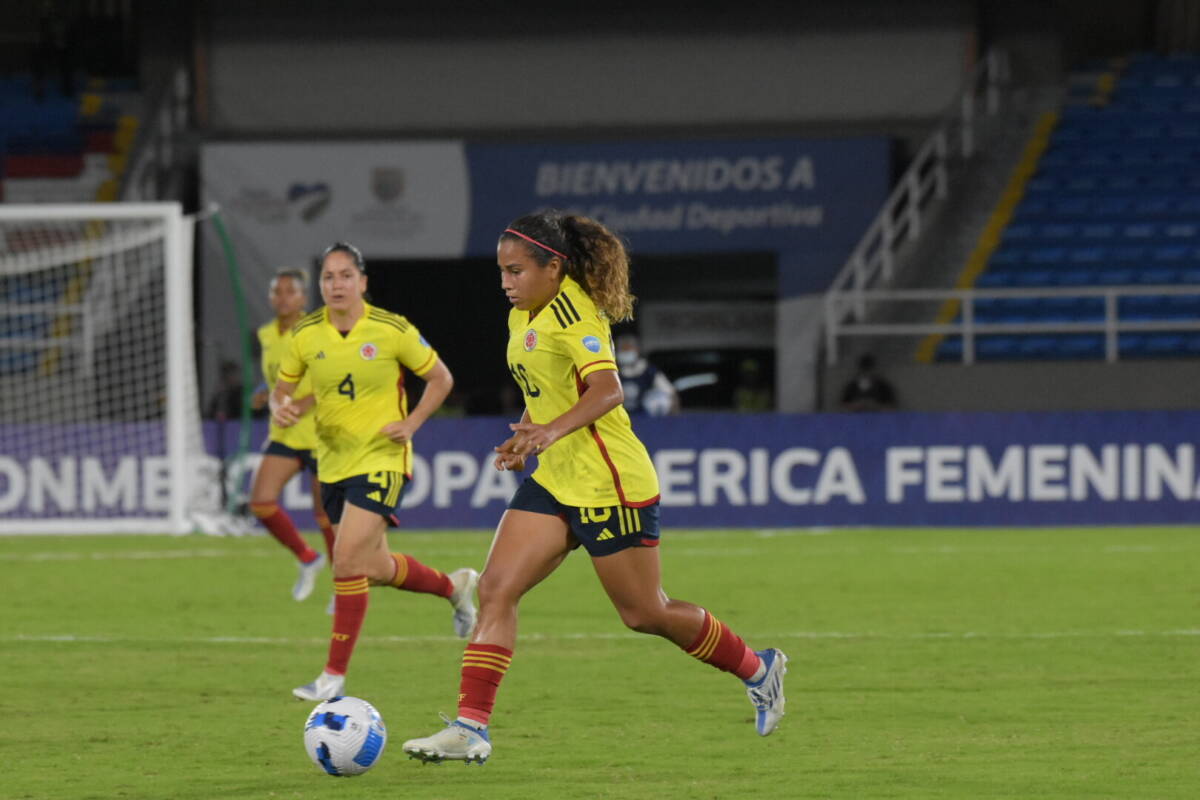 Colombia goleó a Bolivia y continua firme en la Copa  La Selección Colombia derrotó 3-0 a Bolivia en la segunda fecha del Grupo A de la Copa América Femenina, en el estadio Olímpico Pascual Guerrero, en Cali, y pasó a comandar su llave con 6 puntos.