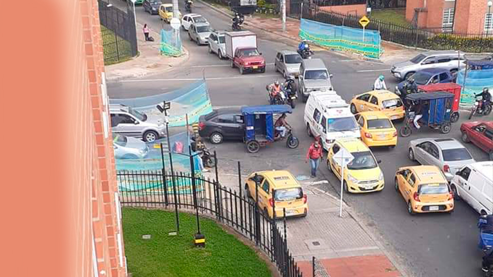 EN VIDEO: Descarado taxista se subió a andén para evadir trancón En video quedó registrado cómo un taxista quiso dárselas de vivo y adelantar el trancón subiéndose al andén. El insólito hecho se presentó en el barrio Madelena, en la localidad de Ciudad Bolívar.