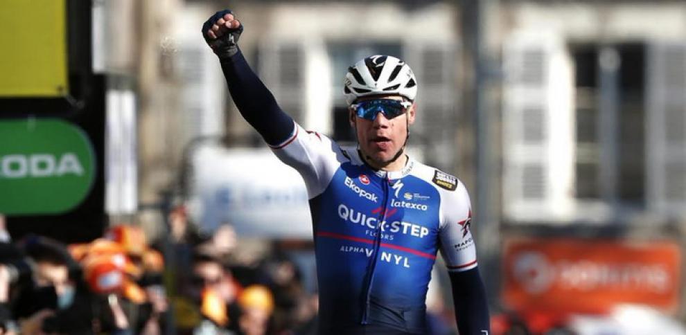 Fabio Jakobsen ganó la segunda etapa del Tour de Francia El neerlandés Fabio Jakobsen (Quick-Step) se impuso al esprint este sábado en la segunda etapa del Tour de Francia, en Nyborg, después del paso por el monumental puente que une dos islas de Dinamarca.