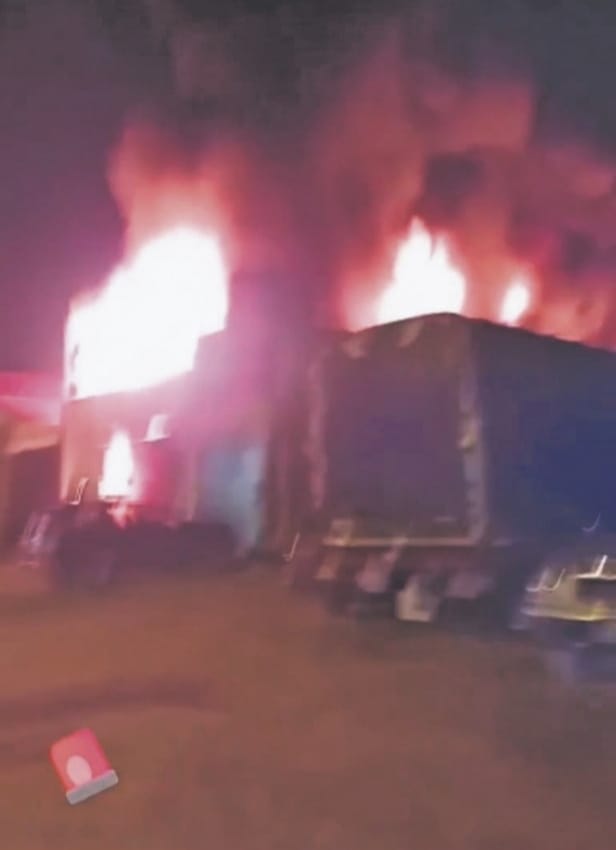 Incendio en fábrica de colchones de Soacha dejó millonarias pérdidas En horas de la noche del viernes, se presentó un fuerte incendio en una fábrica de colchones ubicada en el municipio de Soacha (Cundinamarca).