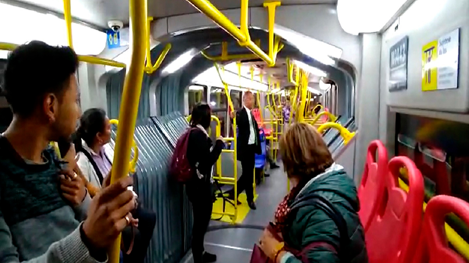 Pasajeros le dieron tremenda paliza a hombre que se tocaba en TransMilenio Se presentó un nuevo caso de agresión sexual, dentro de un bus de TransMilenio y los pasajeros no dudaron en golpear al sujeto.