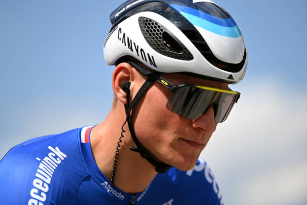 El neerlandés Mathieu Van der Poel abandona el Tour de Francia El neerlandés Mathieu Van der Poel abandonó este miércoles el Tour de Francia, hacia la mitad de la undécima etapa del Tour de Francia, con final en el Col du Granon.