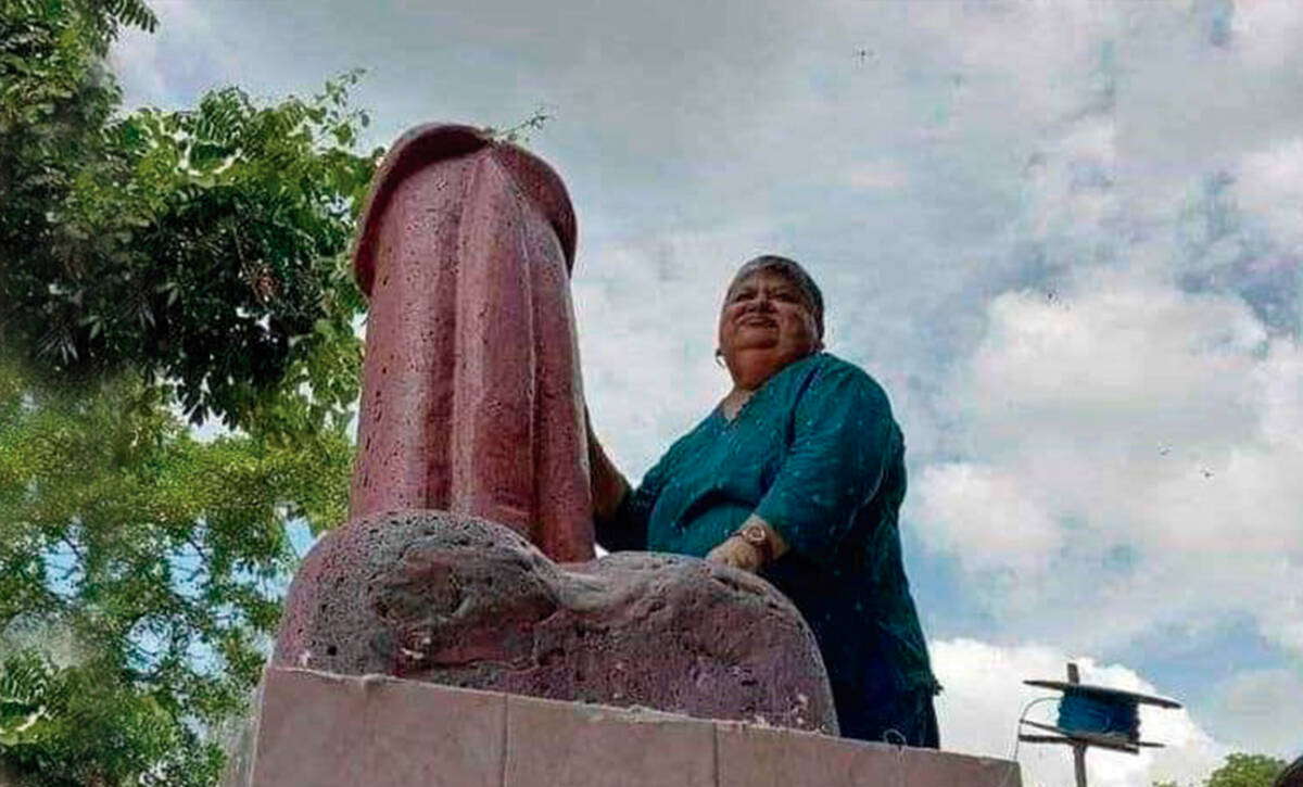 Mujer pidió estatua de un pene en su tumba antes de morir Los familiares de una mujer de 99 años cumplieron su último e insólito de deseo: de colocar una estatua de un pene sobre su tumba.