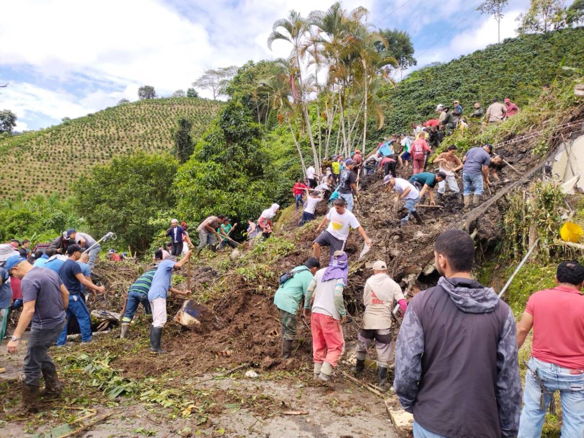 Se presentó derrumbe sobre una escuela en Antioquia Continúan las emergencias en Antioquia por el invierno y la mañana de este jueves, se registró un movimiento de masa sobre una escuela, en la que 13 niños se encontraban en clase.