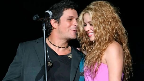 La cercanía entre Alejandro Sanz y Shakira revive rumores de un 'amorío' La separación de la cantante Shakira y el jugador del Barsa está dando mucho de qué hablar, desde que empezaron a sacar los rumores de una supuesta infidelidad por parte del deportista, y luego que la barranquillera sacara un comunicado anunciando que se encontraba en el proceso de divorcio, la pareja ha estado en el ojo del huracán y cada paso que dan no pasa desapercibido.