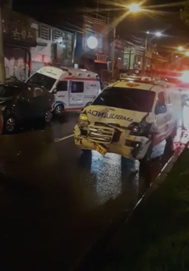 Ambulancias que se peleaban por atender un accidente en moto se estrellaron En las últimas horas se conoció que tres ambulancias protagonizaron un accidente de tránsito en el barrio Álamos de la localidad de Engativá, esto debido a que se peleaban por atender un caso.