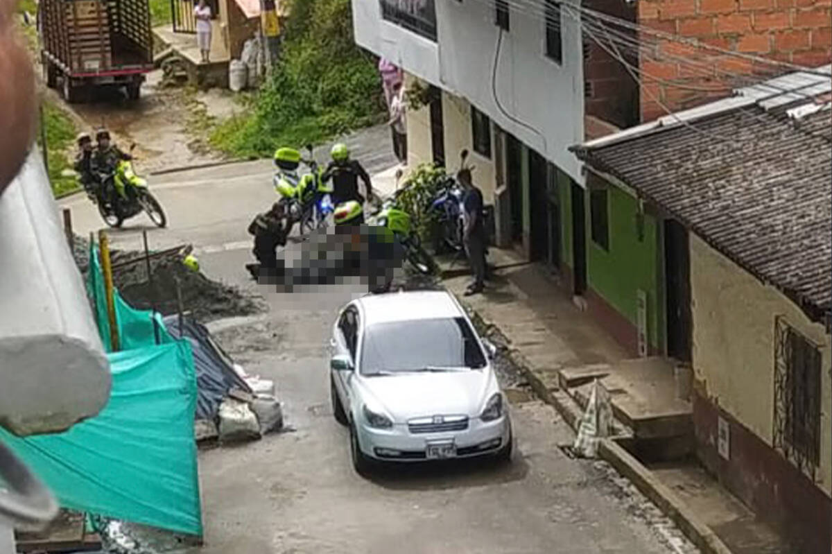 Ataque a la Policía Nacional de Antioquia dejó un muerto y un herido Según el comandante de la región de Policía No. 6, Brigadier General Gustavo Franco Gómez, todo sucedió en el momento en que dos policías patrullaban y unos delincuentes los atacaron con una granada, provocando el trágico hecho.