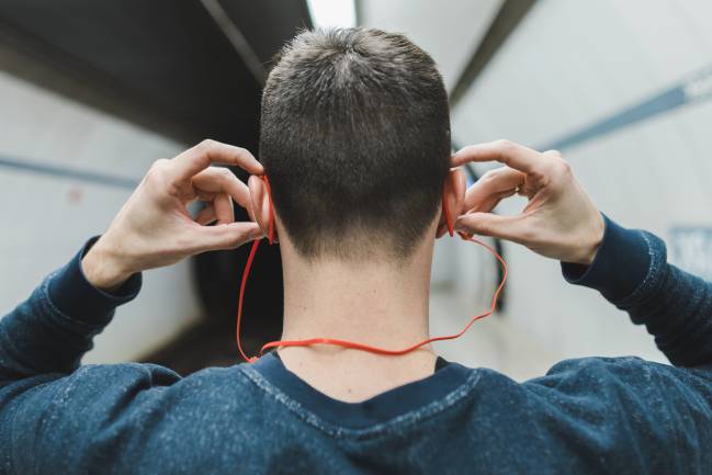 Tips para escoger los auriculares adecuados Los auriculares se han convertido en un accesorio indispensable para uso cotidiano acompañándonos mientras hacemos deporte, en una videollamada, en videojuegos o ‘maratoneando’ series.