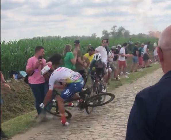 Por tomar una foto hombre hizo caer a ciclistas en el Tour de Francia En el Tour de Francia se vivió un duro accidente la mañana de este jueves, cuando un hombre, por tomarse una foto, terminó haciendo que dos ciclistas se cayeran en plena competencia.