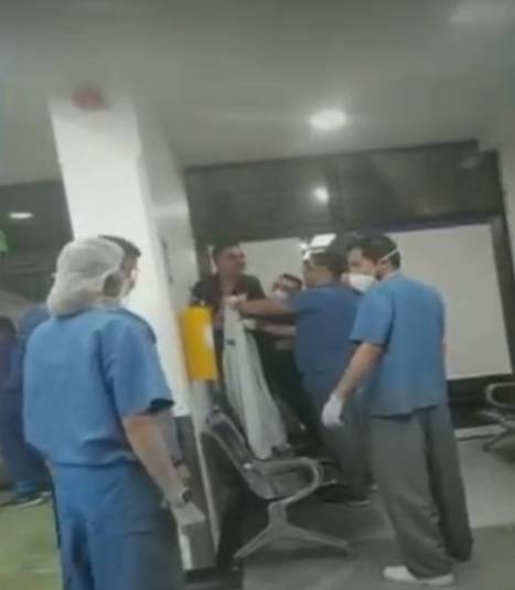 Enfurecido paciente agredió al personal de salud en la clínica Palermo y dejó 4 personas heridas En la madrugada de este lunes se vivieron momentos de tensión y pánico en la clínica Palermo, ubicada en la localidad de Teusaquillo, cuando un paciente que llegó de urgencia, comenzó a atacar al personal médico.