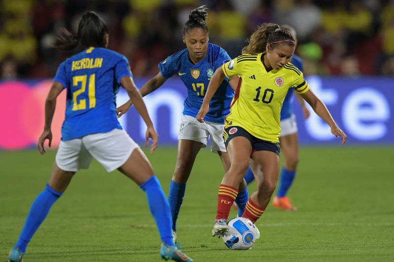 Colombia no pudo derrotar a Brasil en la Copa América Femenina Con el estadio Alfonso López de Bucaramanga lleno, Brasil venció 0-1 a Colombia en la final de la Copa América Femenina, tras una anotación, desde el punto del tiro penal, por parte de Debinha en el primer tiempo.
