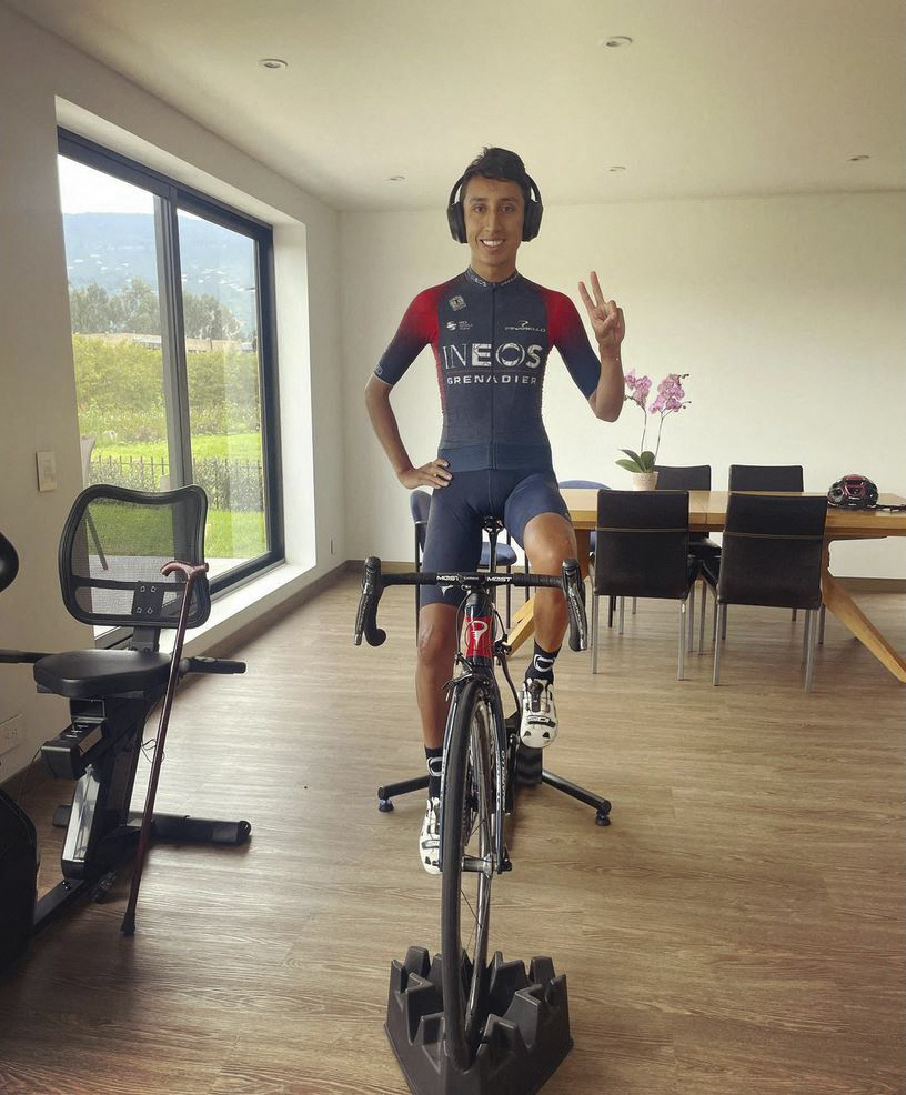 Egan Bernal volvería a competir en un mes Desde que el ciclista colombiano Egan Bernal sufrió un accidente que lo alejó de las competencias y que por poco le cuesta la vida, se conoció que al parecer su regreso al deporte se daría en un mes.