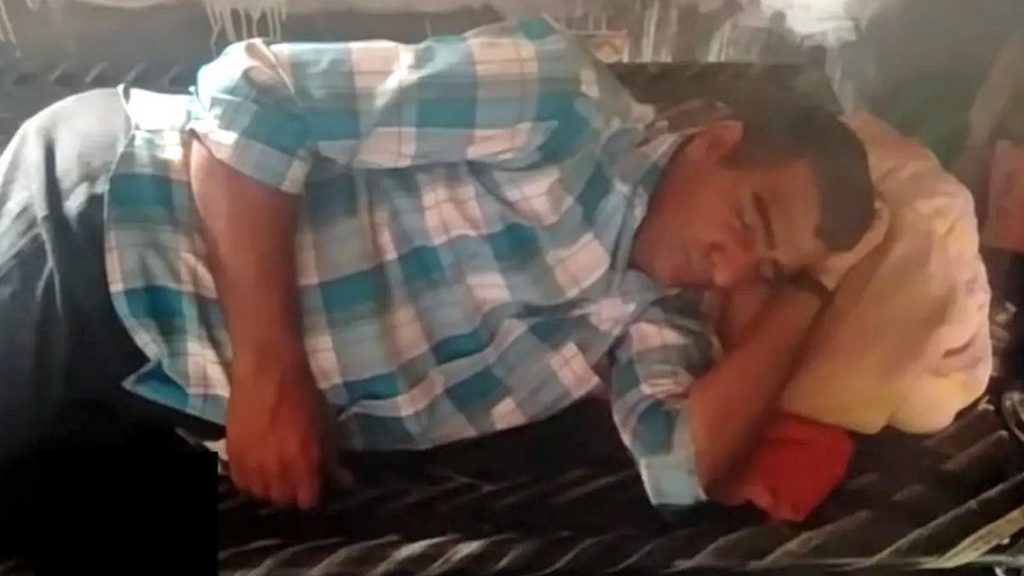 Hombre en la India duerme 300 días al año Mientras unos tienen problemas de sueño y no pueden dormir bien, otros como Pukhram, un hombre de la India, duerme es en exceso, tanto que lo llaman el bello durmiento.