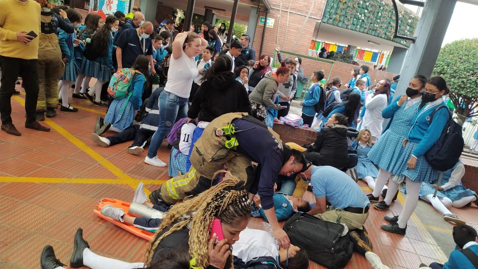 Última hora: intoxicación masiva en colegio de Bosa En este momento el cuerpo de Bomberos y trabajadores de la Secretaría de Salud se encuentran en el colegio Inem Brasilia, ubicado en la localidad de Bosa, atendiendo a aproximadamente 20 estudiantes que resultaron intoxicados.