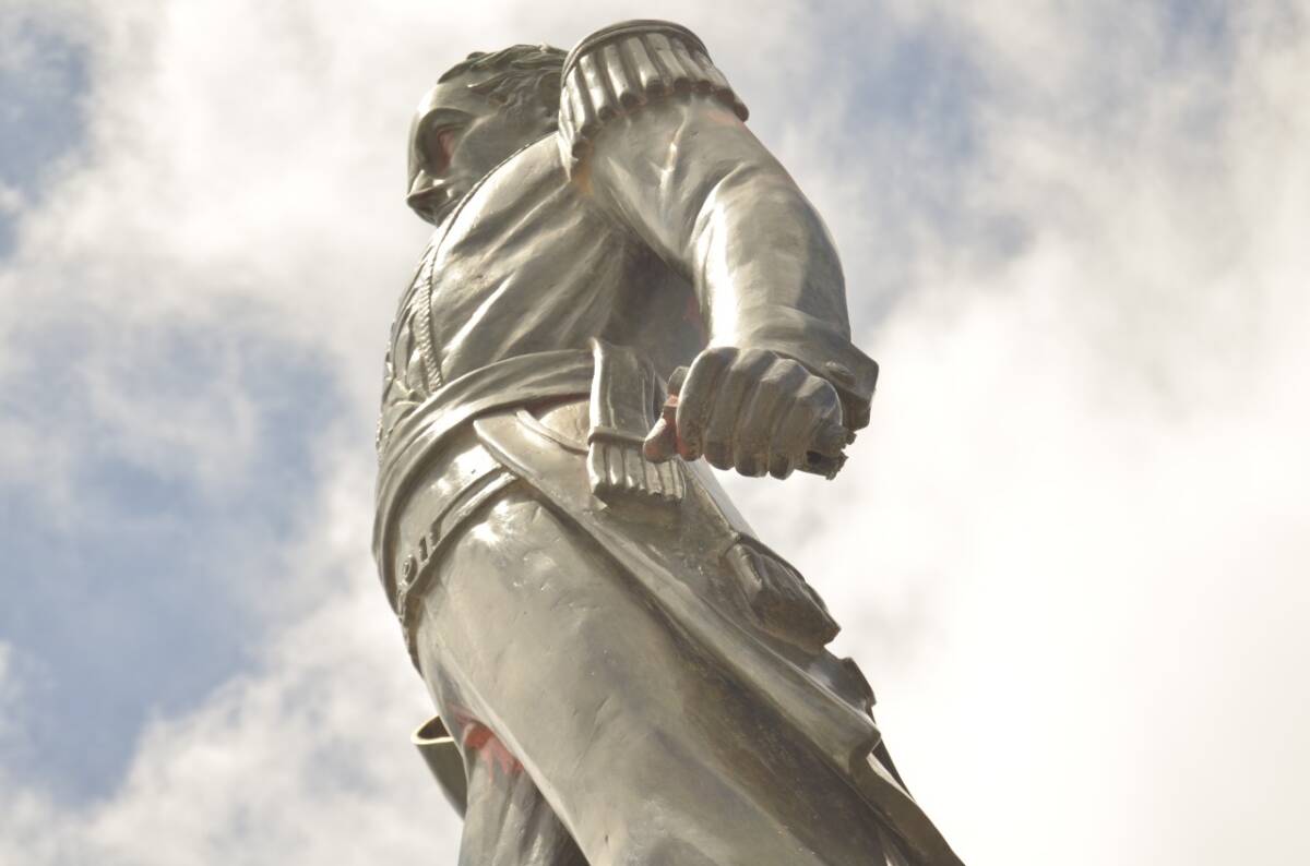 Vandalizan estatua de Bolívar en El Paraíso En la localidad que lleva su histórico apellido, se están robando, parte a parte, la estatua del Simón ‘Bolívar Orador’. Tan solo esta semana, el Bolívar quedó sin mano y vandalizado con pintura de aerosol.