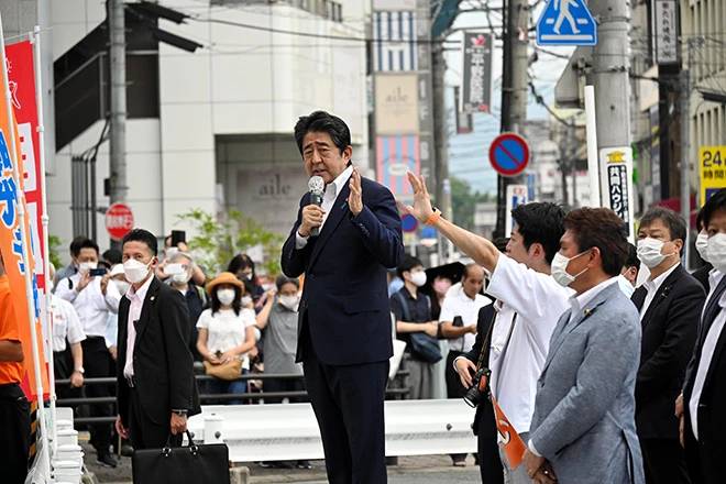 Video: El momento del crimen del ex primer ministro de Japón El ataque contra el exprimer ministro de Japón, Shinzo Abe, tuvo lugar en un mitin para las elecciones senatoriales del domingo.
