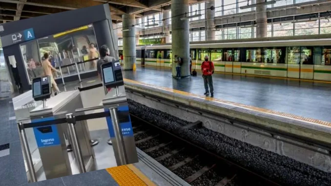 Hombre se paseó desnudo por el metro en Medellín Un hombre se paseó desnudo por la estación Aguacatala del Metro de Medellín, donde los trabajadores del sistema de transporte no sabían cómo reaccionar. El hecho quedó registrado en video y ocurrió hacia la 1:43 de la tarde de este sábado 30 de julio.