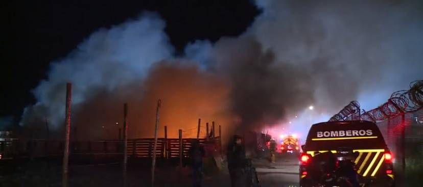 Grave incendio en una bodega de Madrid, Cundinamarca Este incendio dejó a por lo menos  40 familias afectadas, por lo que esperan que las autoridades les brinden soluciones.