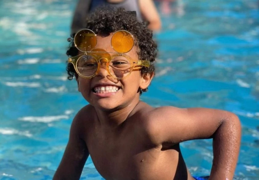 Niño de 7 años salvó a otro de morir ahogado en una piscina Un menor de tan solo 7 años se ha convertido en todo un héroe, pues gracias a su oportuna reacción evitó que otro niño se ahogara en una piscina.