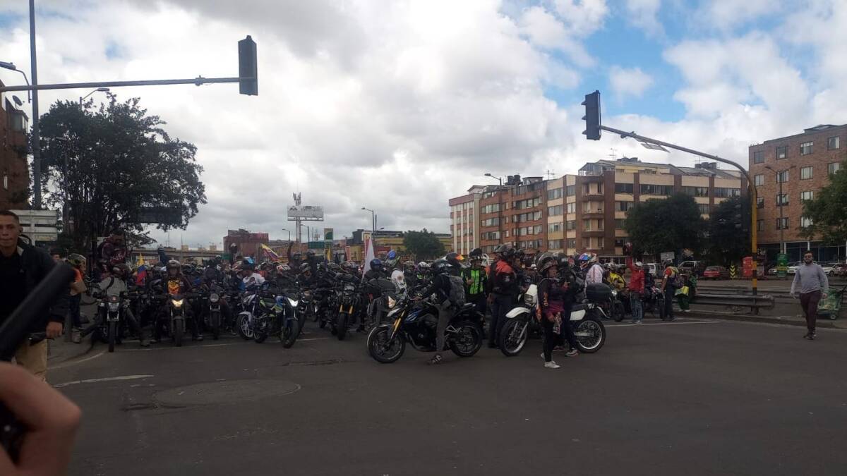 A esta hora motociclistas protestan en la Calle 26 Desde tempranas horas de este jueves los motociclistas empezaron su concentración en la Av. Villavicencio en la Autopista Sur con Avenida Villavicencio, para luego tomar la Avenida NQS y llegar a la Biblioteca Virgilio Barco.