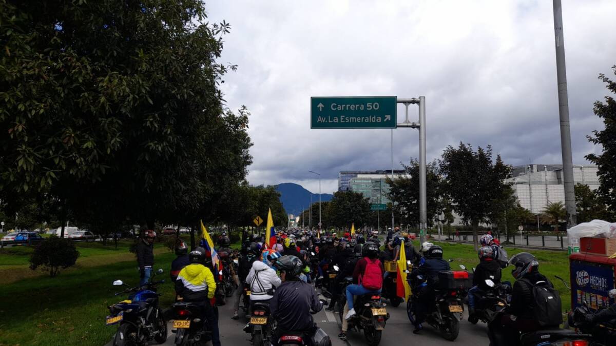 A esta hora motociclistas protestan en la Calle 26 Desde tempranas horas de este jueves los motociclistas empezaron su concentración en la Av. Villavicencio en la Autopista Sur con Avenida Villavicencio, para luego tomar la Avenida NQS y llegar a la Biblioteca Virgilio Barco.