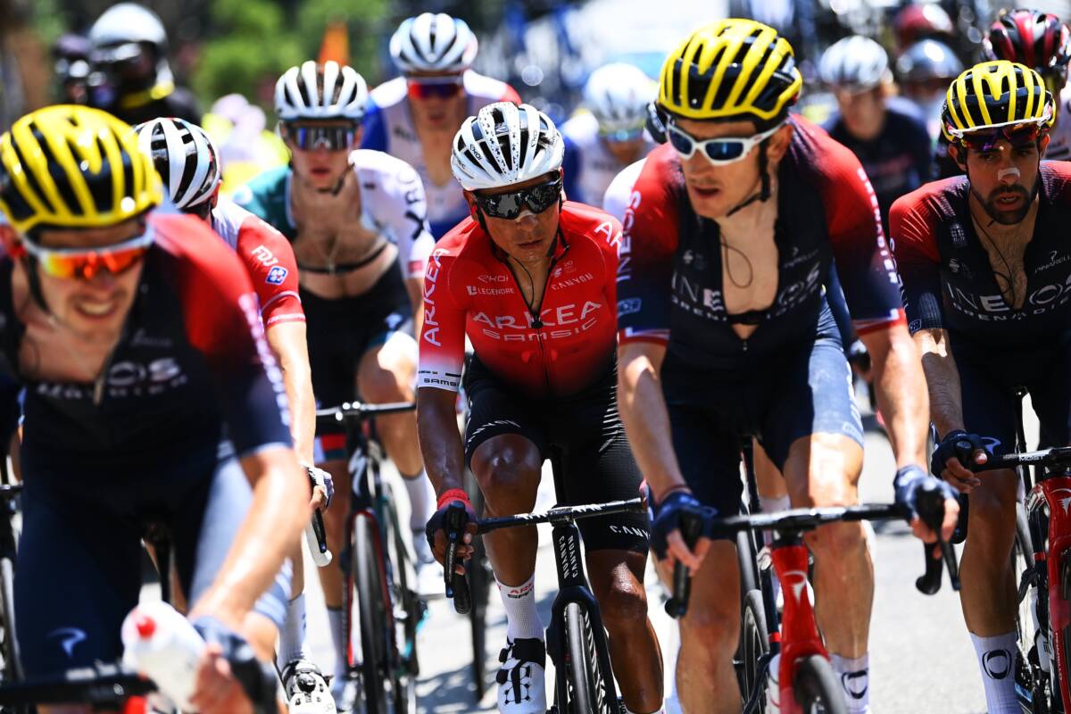 Nairo: Lejos del podio y sancionado en el Tour de Francia El danés Jonas Vingegaard conquistó la 18ª etapa del Tour de Francia, este jueves con final en Hautacam, reforzando así su liderato en la clasificación general y dando un gran paso para llegar de amarillo a París; mientras que al colombiano Nairo Quintana, no le fue nada bien al entrar en el puesto 13 y ser sancionado con tiempo de más en la clasificación general, donde se posiciona en el puesto quinto.