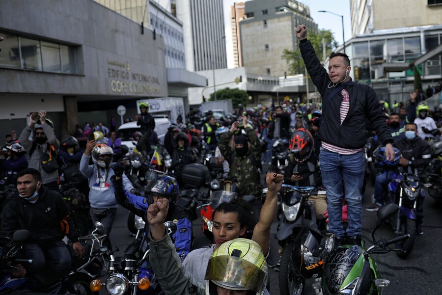 Moteros saldrán a protestar el jueves por restricción de parrillero Desde el pasado 11 de abril la alcaldesa de Bogotá anunció que empezaría a regir la restricción de parrillero en moto los días jueves, viernes y sábado en un horario de 7 de la noche hasta las 4 de la madrugada, con el fin de reducir los índices de criminalidad en la capital.