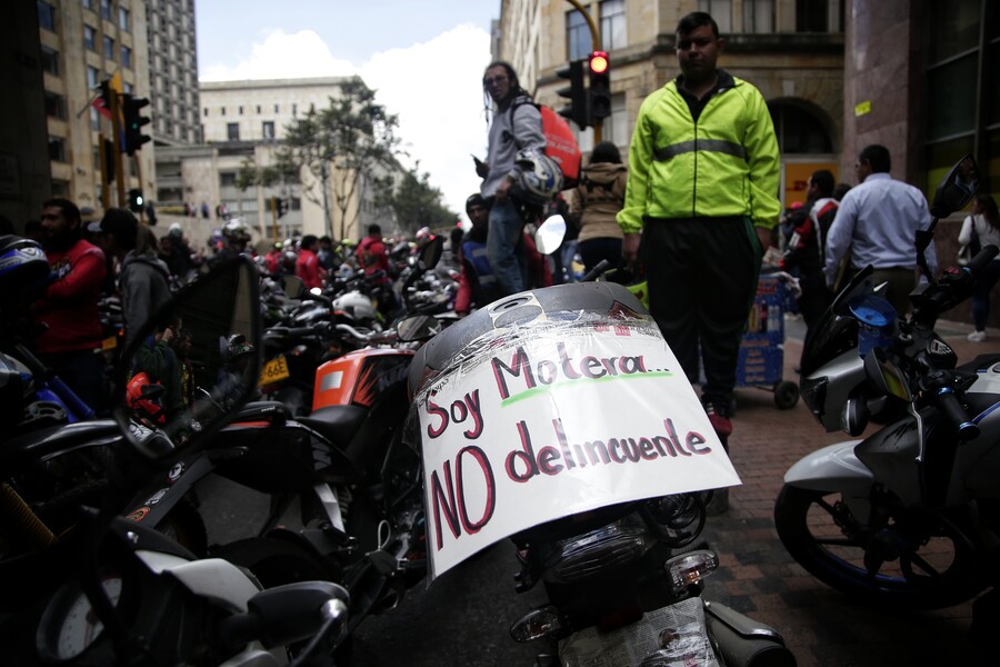 ¡Prepárese para los bloqueos de motociclistas! A las 11 de la mañana de este jueves, los motociclistas se pusieron una cita frente a la biblioteca Virgilio Barco, ubicada en la Carrera 50 con Calle 57, con el fin de alzar su voz y realizar una protesta en contra de la ampliación de la medida de la prohibición del parrillero en Bogotá, la cual se extendió hasta diciembre de este año.