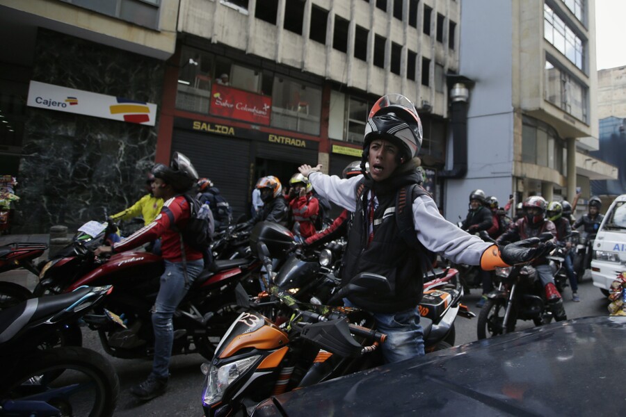 ¡Prepárese para los bloqueos de motociclistas! A las 11 de la mañana de este jueves, los motociclistas se pusieron una cita frente a la biblioteca Virgilio Barco, ubicada en la Carrera 50 con Calle 57, con el fin de alzar su voz y realizar una protesta en contra de la ampliación de la medida de la prohibición del parrillero en Bogotá, la cual se extendió hasta diciembre de este año.