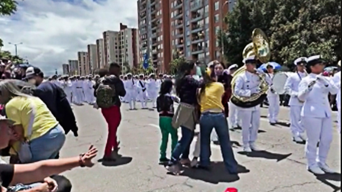 VIDEO: ¡Bochornoso! Dos mujeres se agarraron en pleno desfile en Bogotá En medio del desfile del 20 de julio, dos mujeres protagonizaron un bochornoso momento, en el que la policía tuvo que intervenir.