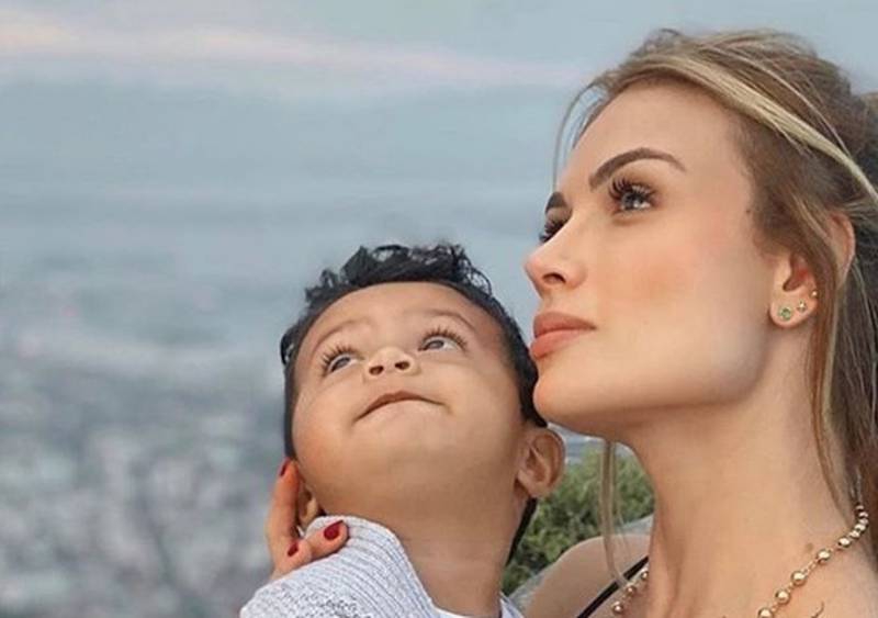 Sara Uribe se alejará de redes para cuidar a su hijo durante recuperación La presentadora Sara contó que su hijo pasó por el quirófano, razón por la cual decidió alejarse de las redes durante algunos días.