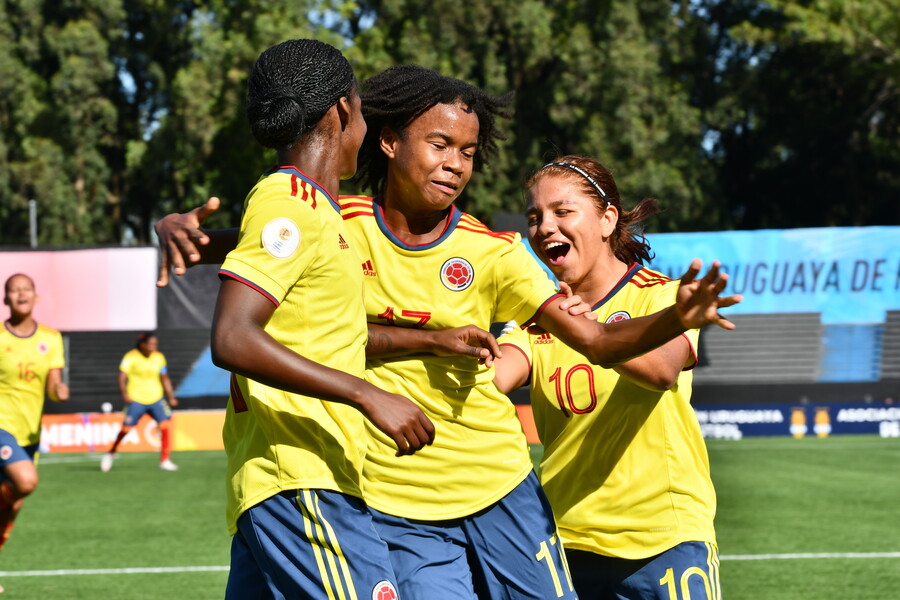 Colombia presenta bajas para su debut en la Copa América Femenina A menos de tres horas para que la Selección Colombia se estrene en la Copa América femenina frente a Paraguay, en la cancha del estadio Pascual Guerrero, la FCF informó a través de un comunicado que tres jugadoras son bajas por Covid-19.